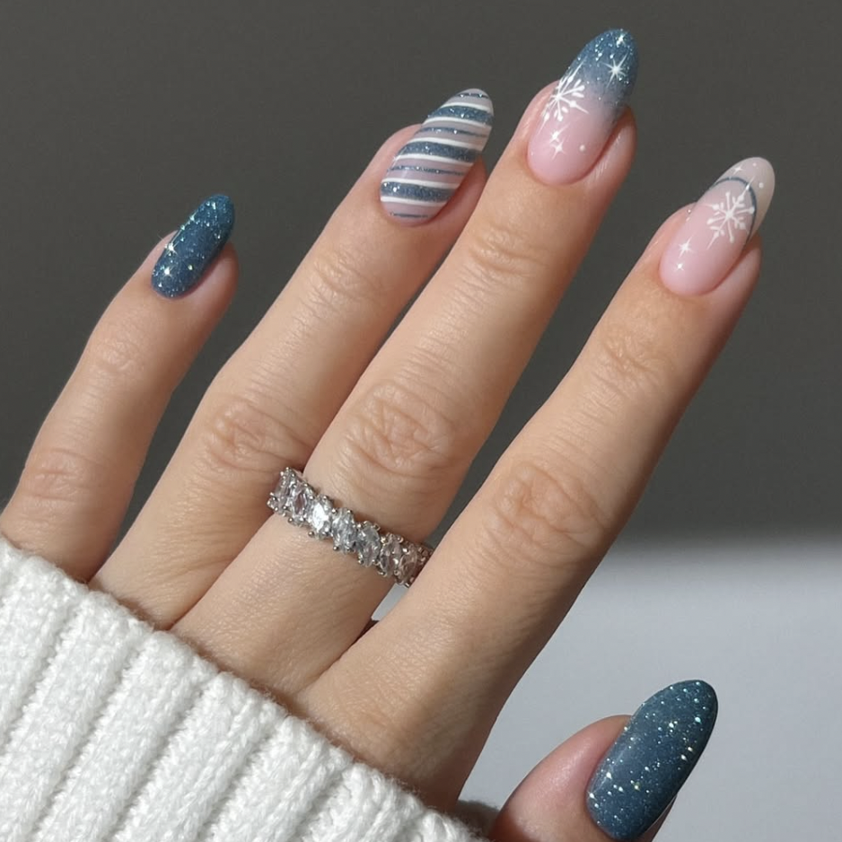 Pink Blue Gradient with Snowflakes — Winter Round Nails