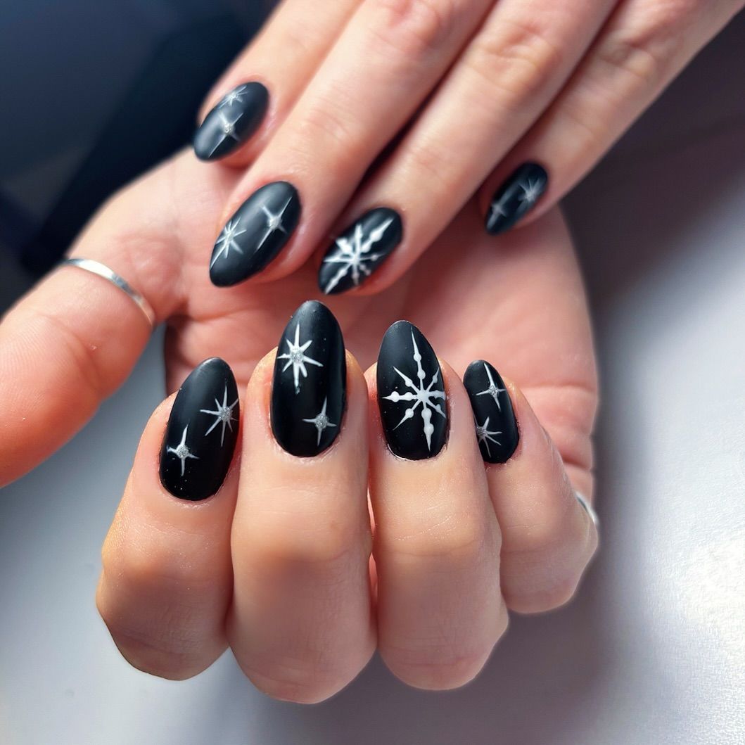 Matte Black Oval Nails with Snowflakes Matte Black Oval Nails with Snowflakes — Winter Gel Nails