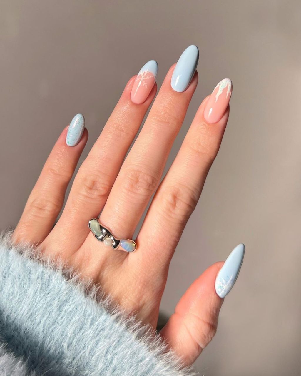 Medium Oval Pale Pink Baby Blue Snowflakes Medium Oval Pale Pink Baby Blue Snowflakes — Winter Oval Nails