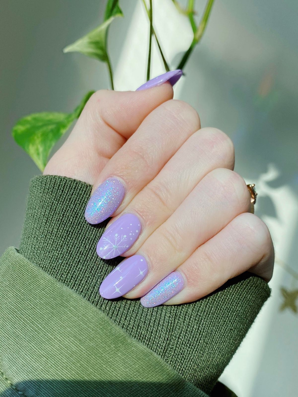 Medium Oval Pastel Purple Snowflakes and Glitter Medium Oval Pastel Purple Snowflakes and Glitter — Winter Purple Nails