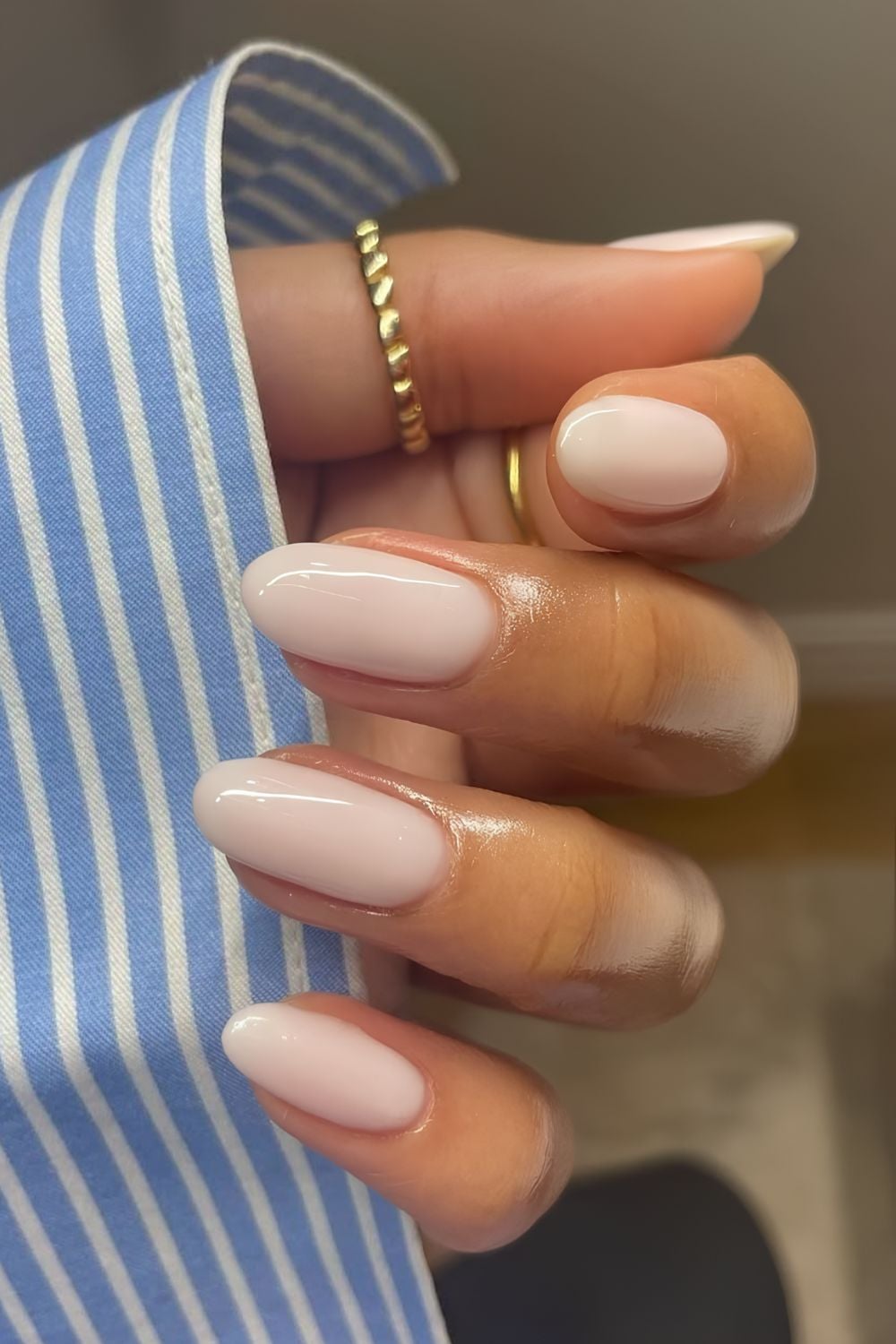 Medium Oval Sheer Milky White Glossy Medium Oval Sheer Milky White Glossy — Milky White Nails
