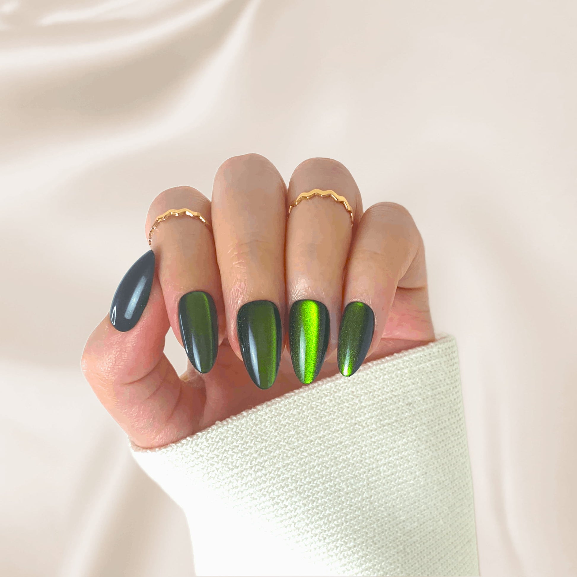 Shifting Emerald Cat-Eye Almond — Emerald Green Nails