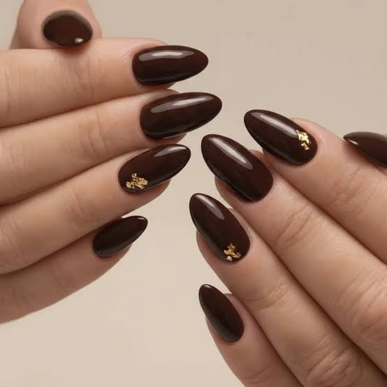 Deep Chocolate Brown with Gold Foil Accents Deep Chocolate Brown with Gold Foil Accents — Chocolate Brown Nails