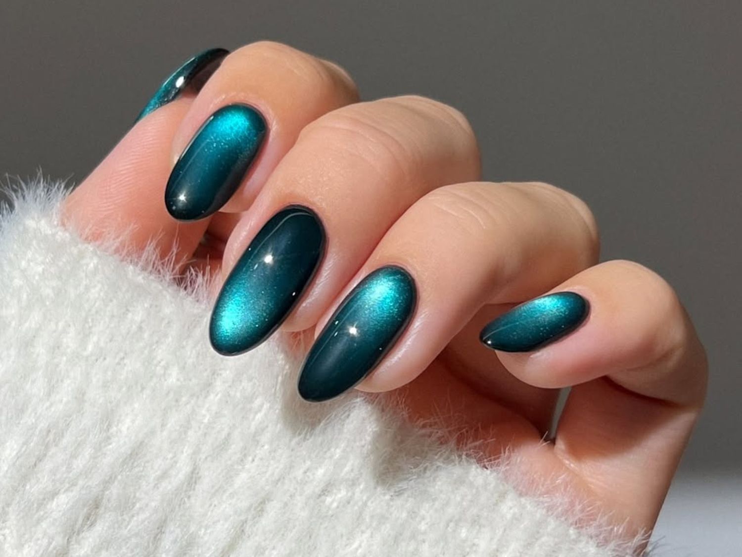 Glossy Magnetic Cat-Eye Visual Idea Glossy Magnetic Cat-Eye Visual Idea — Winter Ombre Nails
