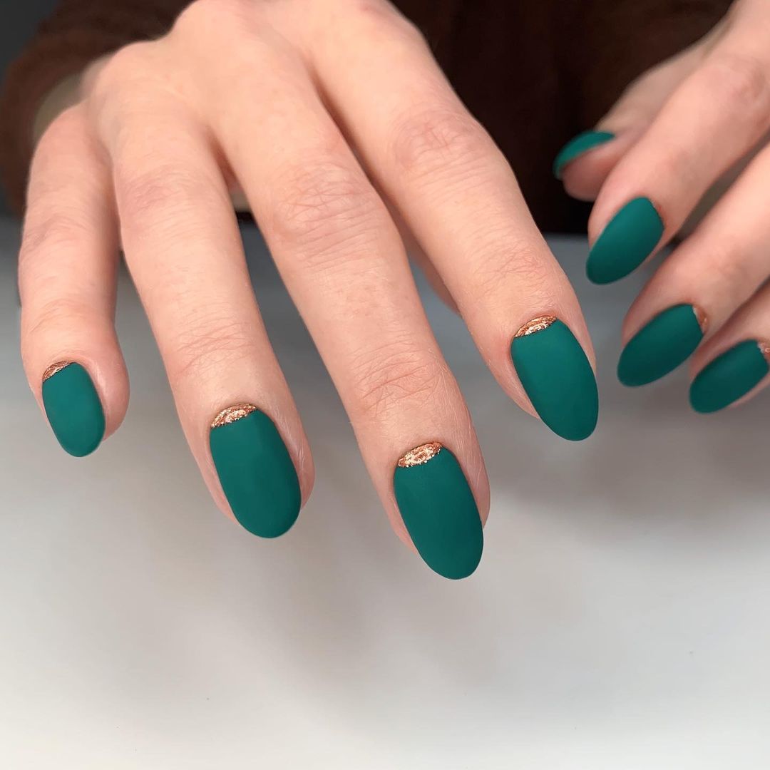 Matte Forest Green Rose Gold Accent Matte Forest Green Rose Gold Accent — Winter Green Nails