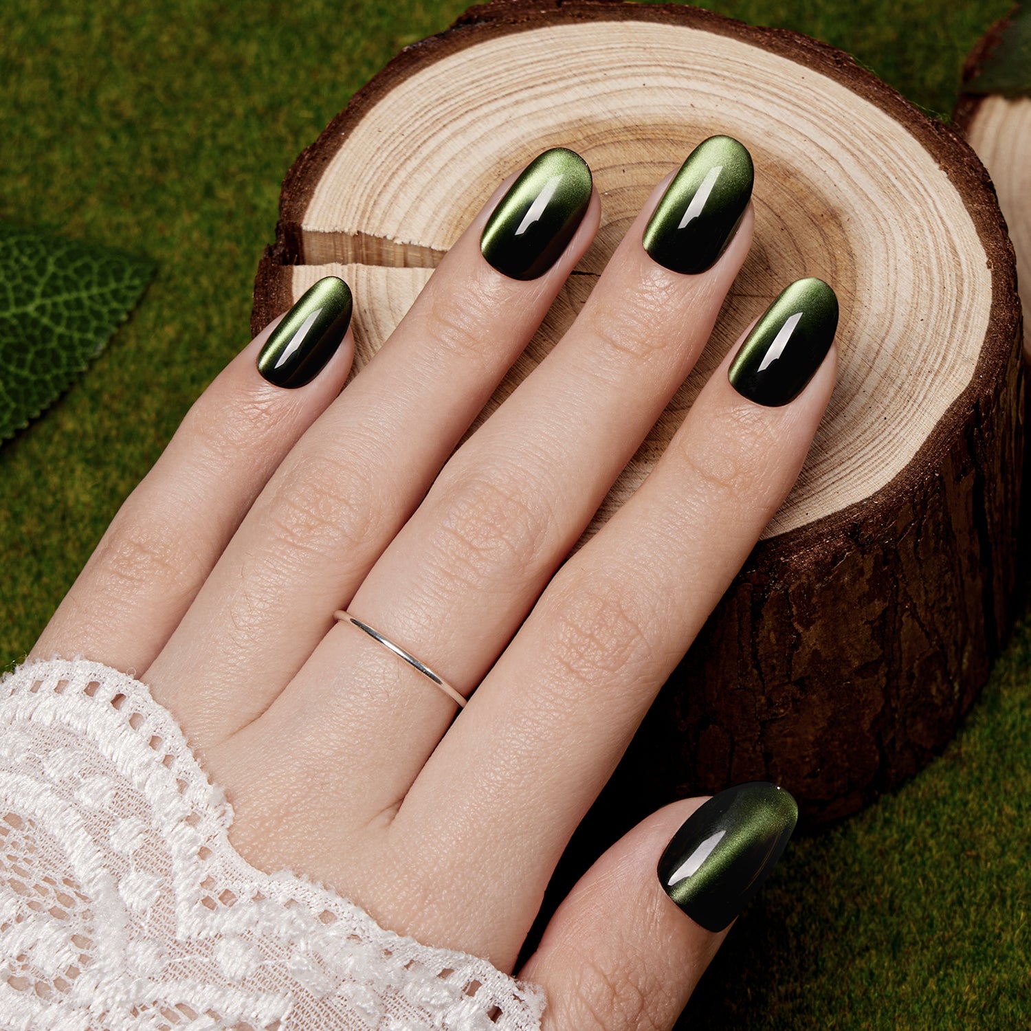 Metallic Green Cat-Eye Oval — Emerald Green Nails