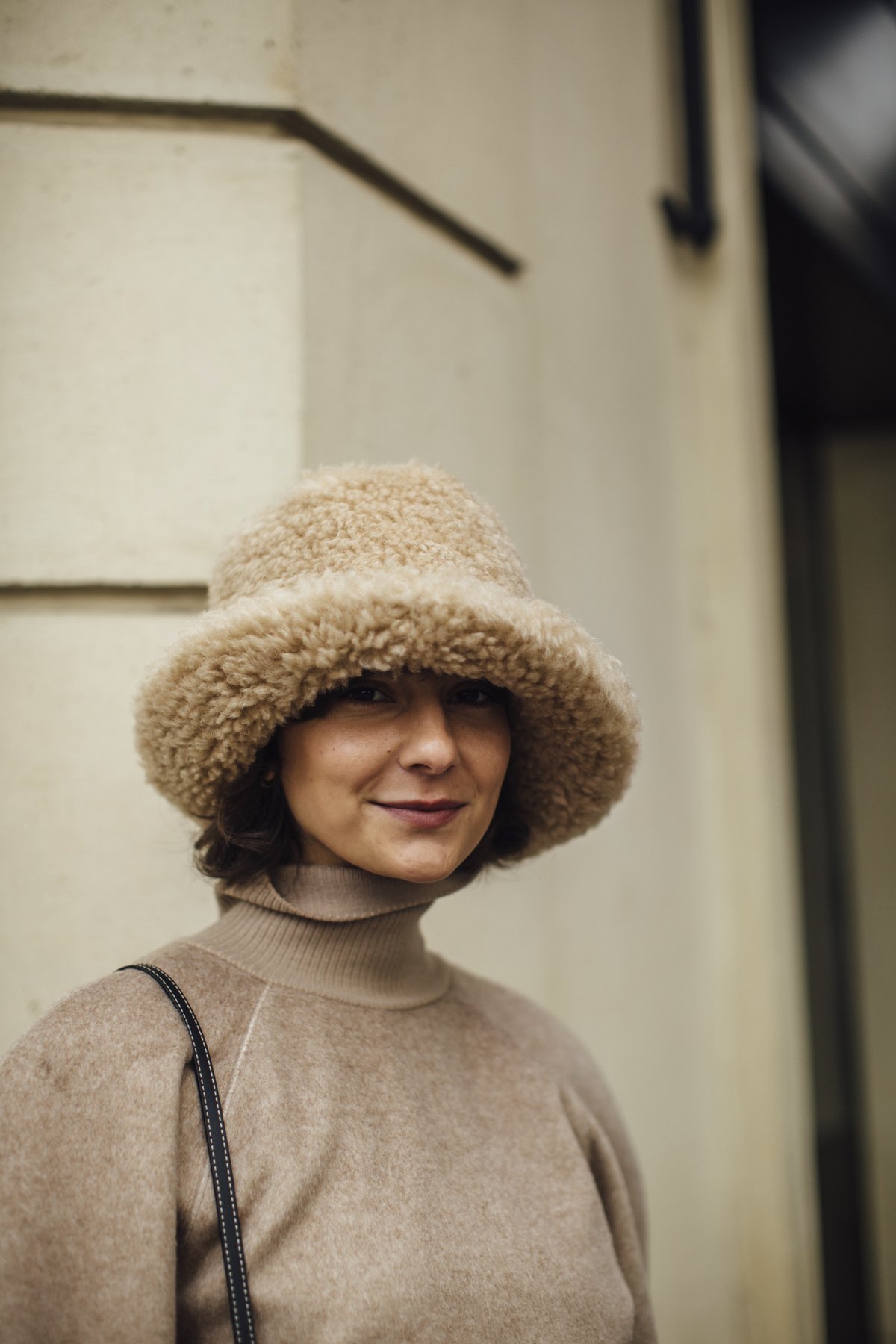 Chin Length Wavy Air-Dried With Fluffy Hat Chin Length Wavy Air-Dried With Fluffy Hat — Winter Hat Hairstyles