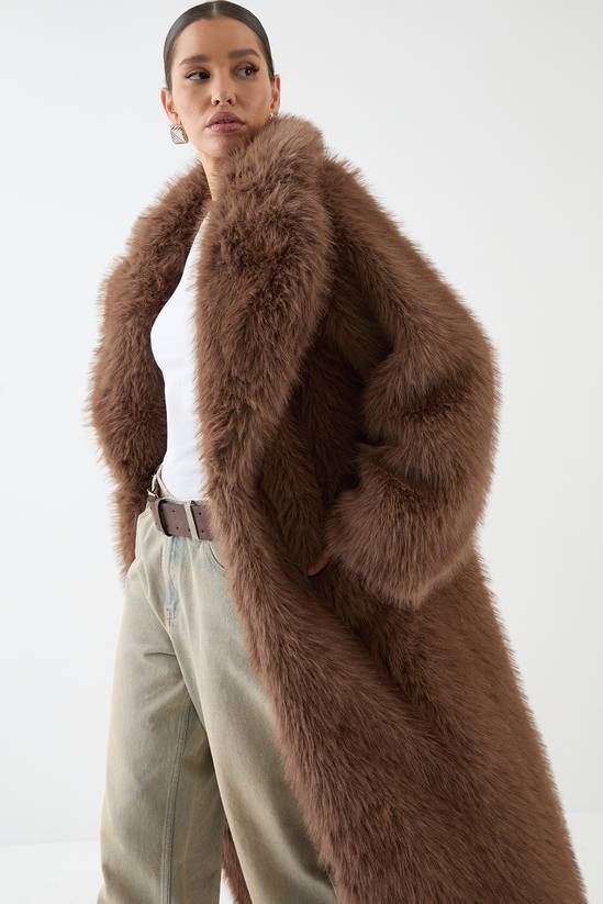 Chic Brown Faux Fur Coat with Wide-Leg Jeans — Faux Fur Coat Outfits
