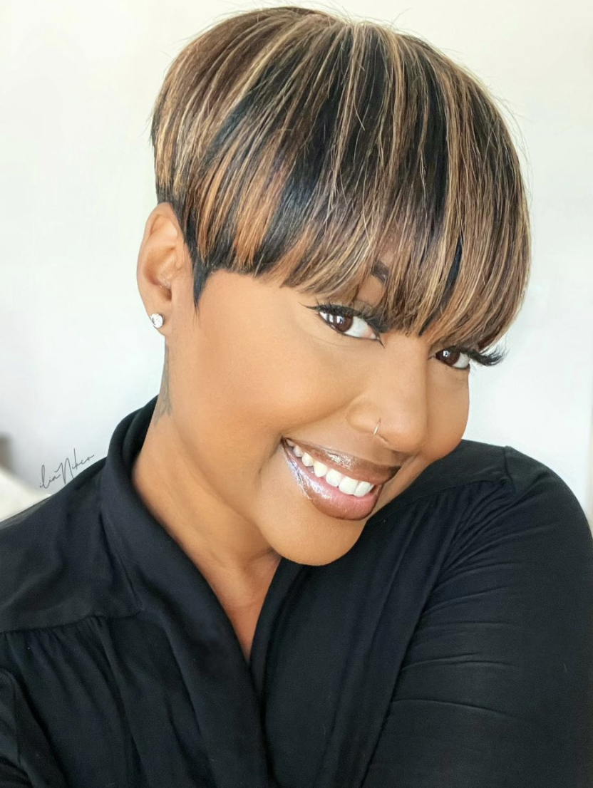 Platinum Blonde Bowl Cut With Blunt Bangs Platinum Blonde Bowl Cut With Blunt Bangs — Short Winter Haircuts