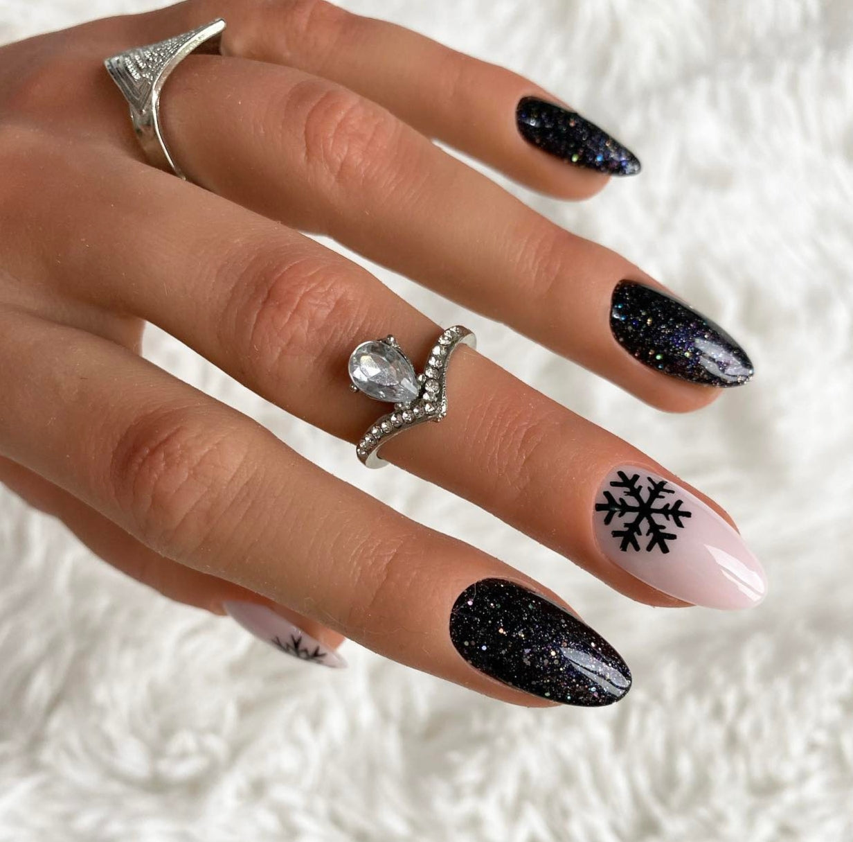 Glossy Black Glitter with Snowflake Accent Glossy Black Glitter with Snowflake Accent — Winter Black Nails