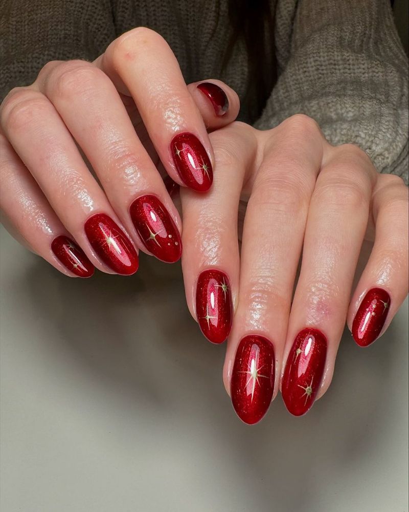 Deep Red with Gold Star Accents Deep Red with Gold Star Accents — Winter Red Nails