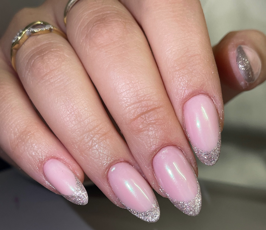 Short Oval Shimmer Glitter Tips Short Oval Shimmer Glitter Tips — Winter Oval Nails