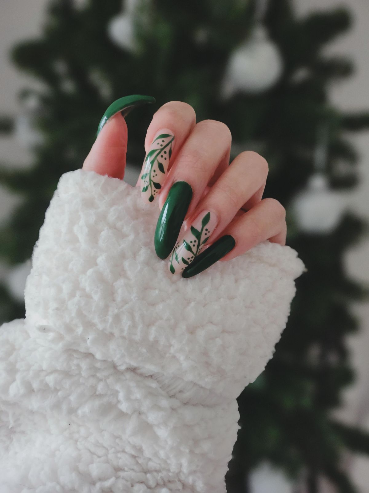 Deep Glossy Green Leafy Vine Nails Deep Glossy Green Leafy Vine Nails — Winter Green Nails