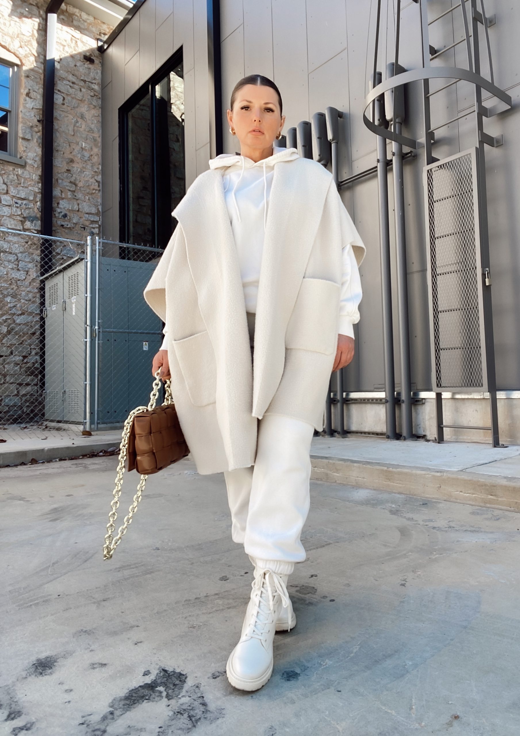 Monochromatic Cream Outfit with Wide-Leg Pants and Knit Cardigan Monochromatic Cream Outfit with Wide-Leg Pants and Knit Cardigan — Cabin Trip Outfits