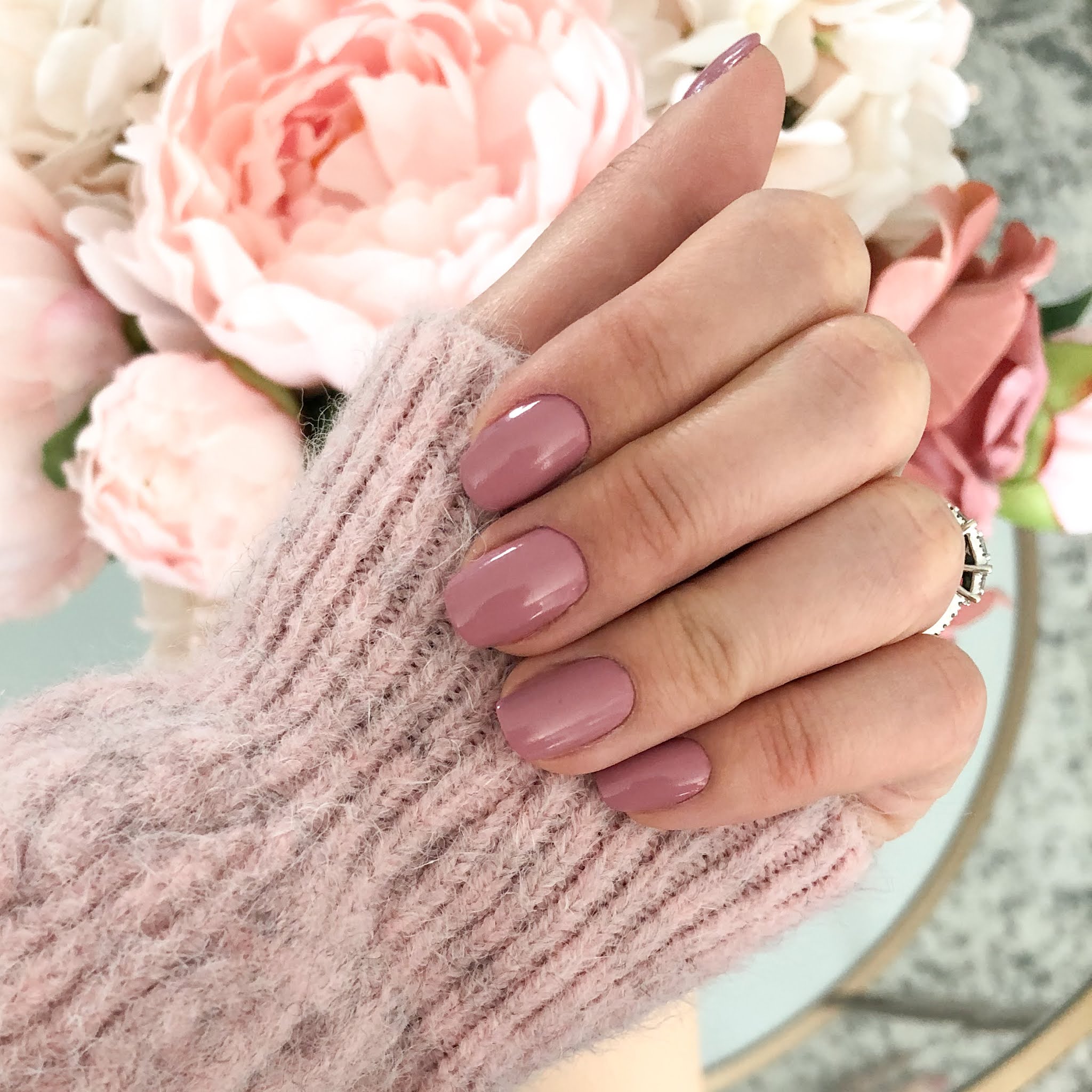 Solid Dusty Rose Pink Glossy Short Oval Solid Dusty Rose Pink Glossy Short Oval — Winter Pink Nails
