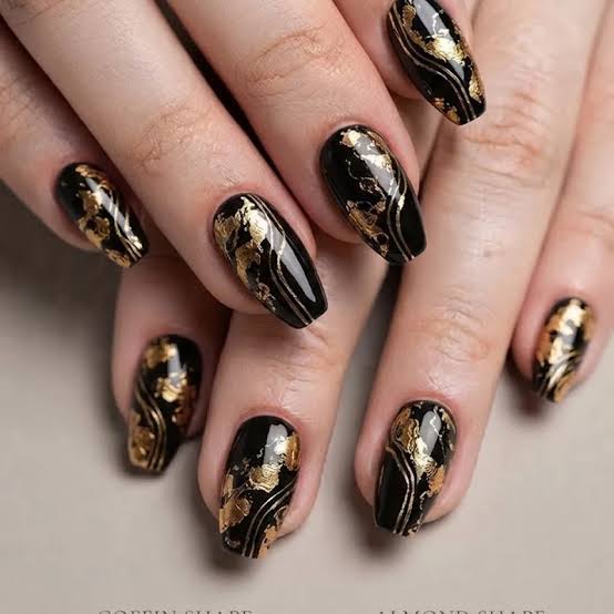 Luxurious Glossy Black with Gold Foil Accents Luxurious Glossy Black with Gold Foil Accents — Winter Black Nails