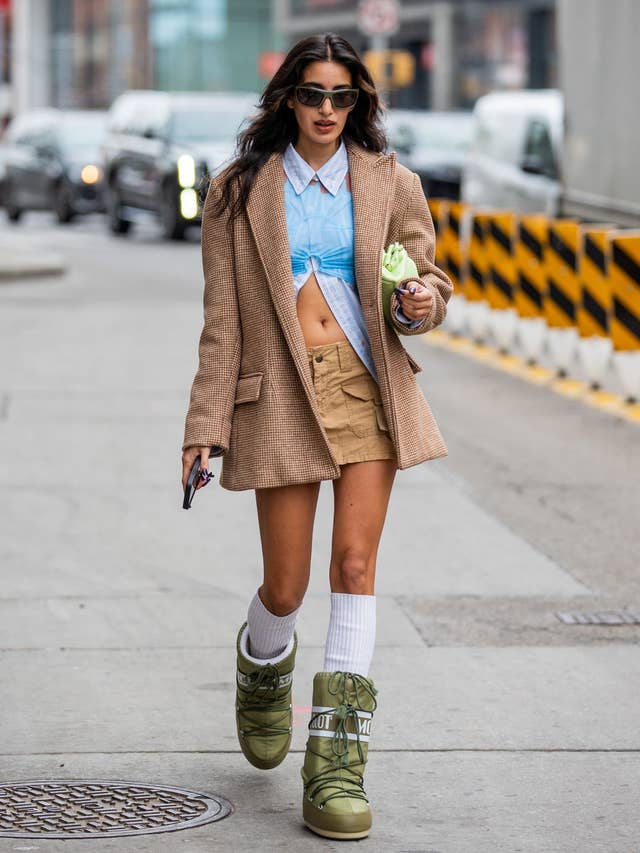 Street Style Chic with Olive Green Moon Boots and Plaid Blazer — Moon Boots Outfits