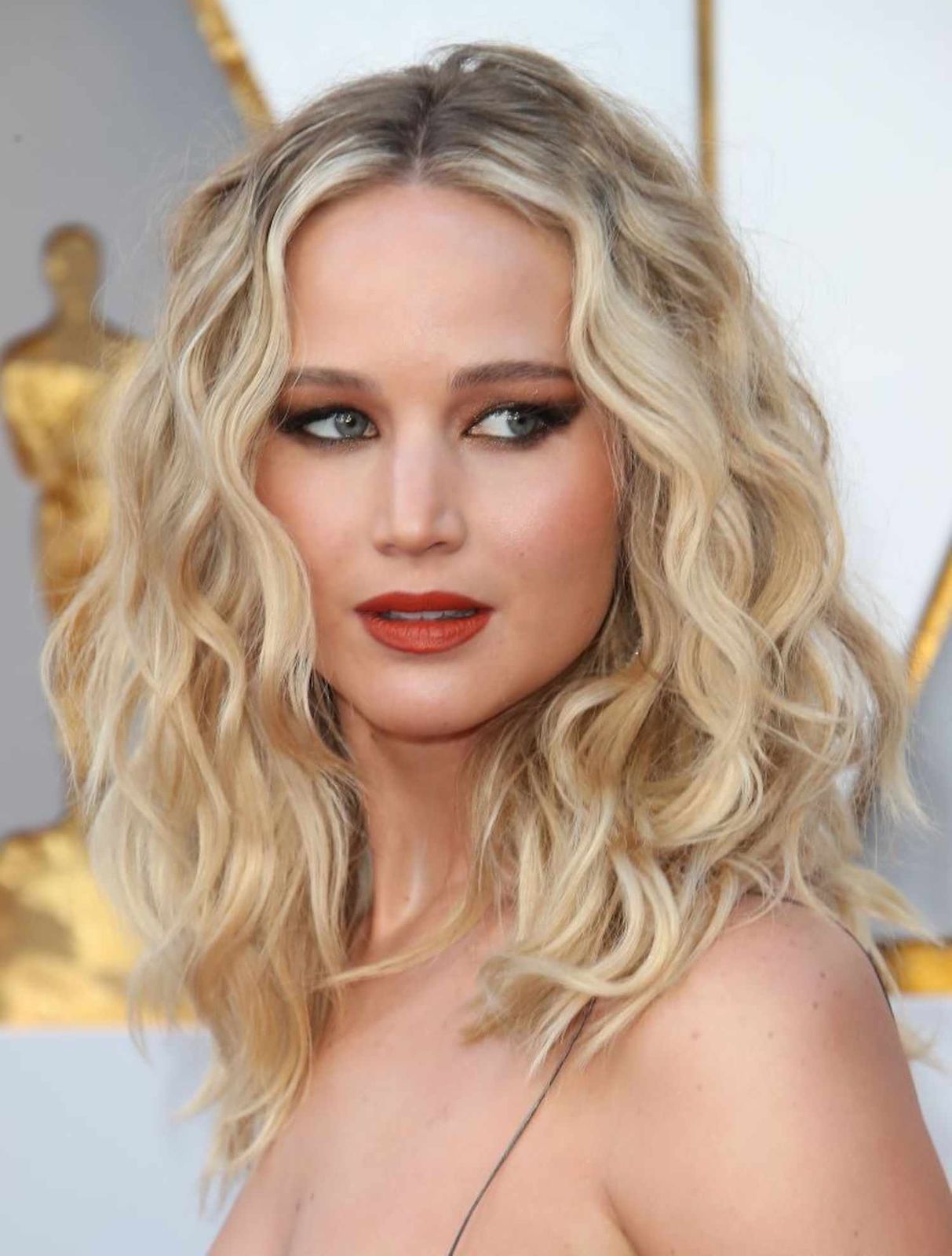 Shoulder Length Blonde Lob With Curls Shoulder Length Blonde Lob With Curls — Winter Hairstyles for Thin Hair