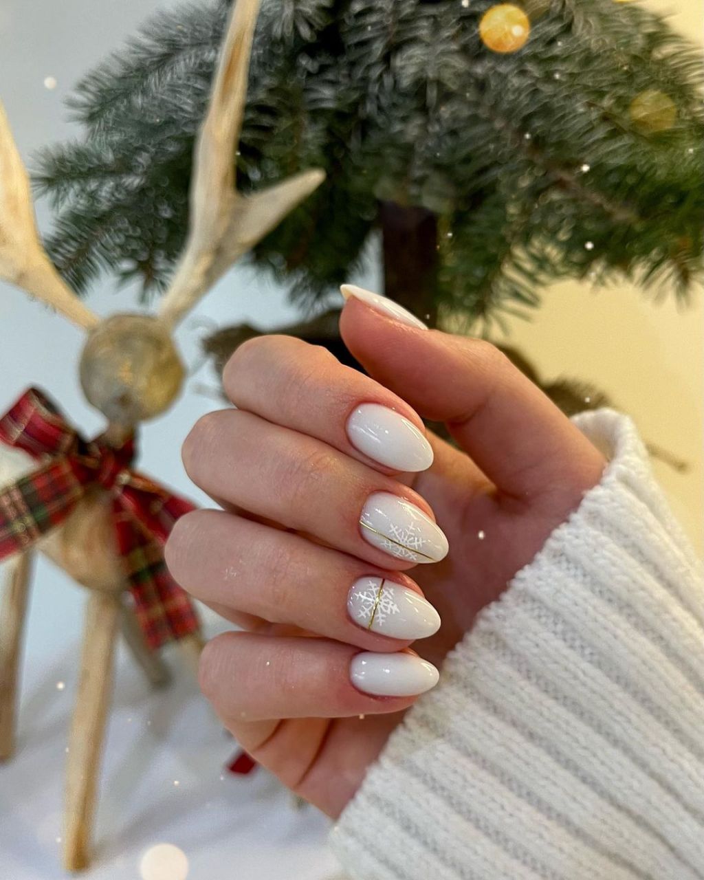 Glossy White Snowflake Almond Nails Glossy White Snowflake Almond Nails — Short Winter Nails