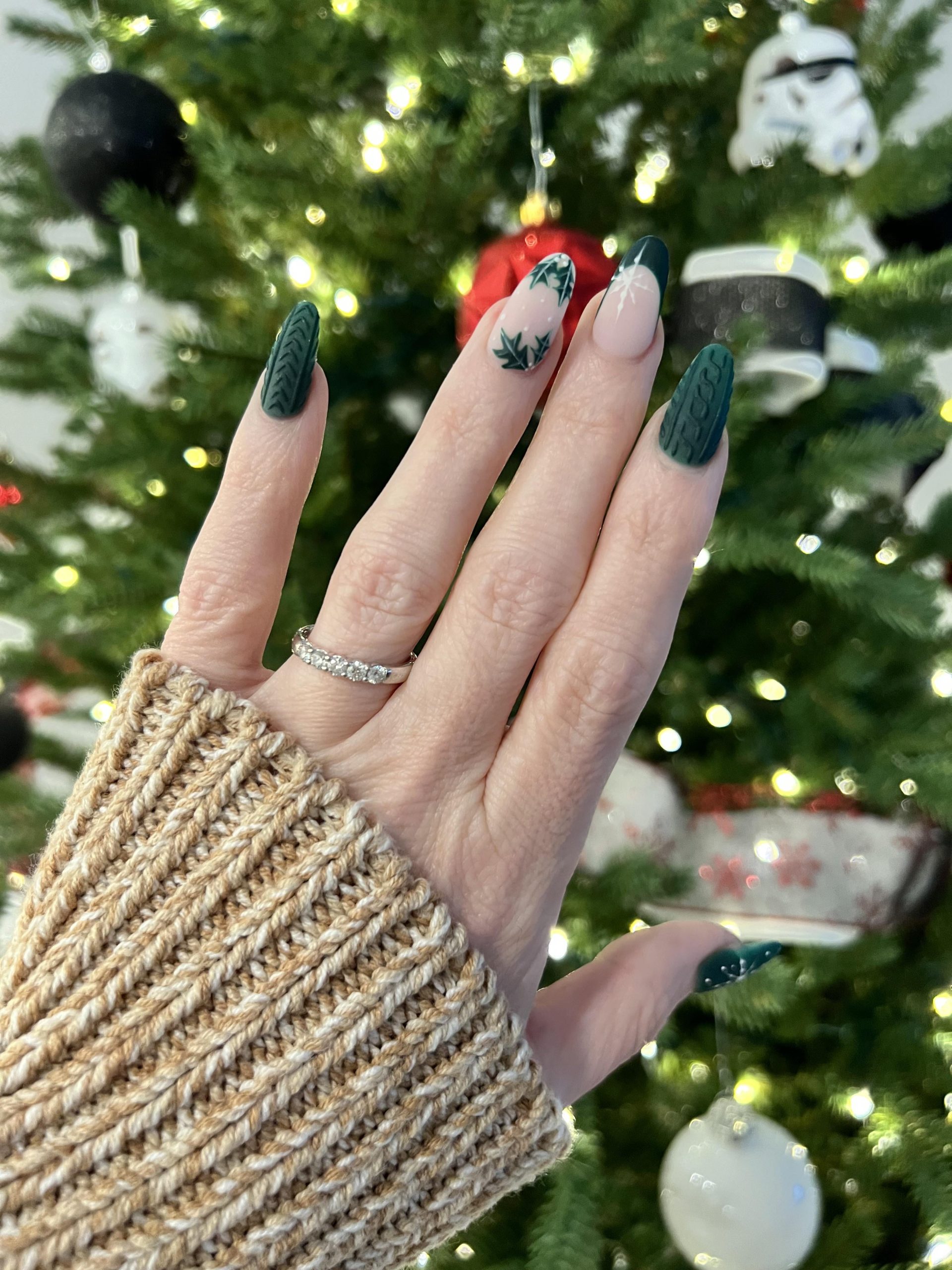 Forest Green Cable Knit and Pine Sprigs Forest Green Cable Knit and Pine Sprigs — Winter Dip Powder Nails