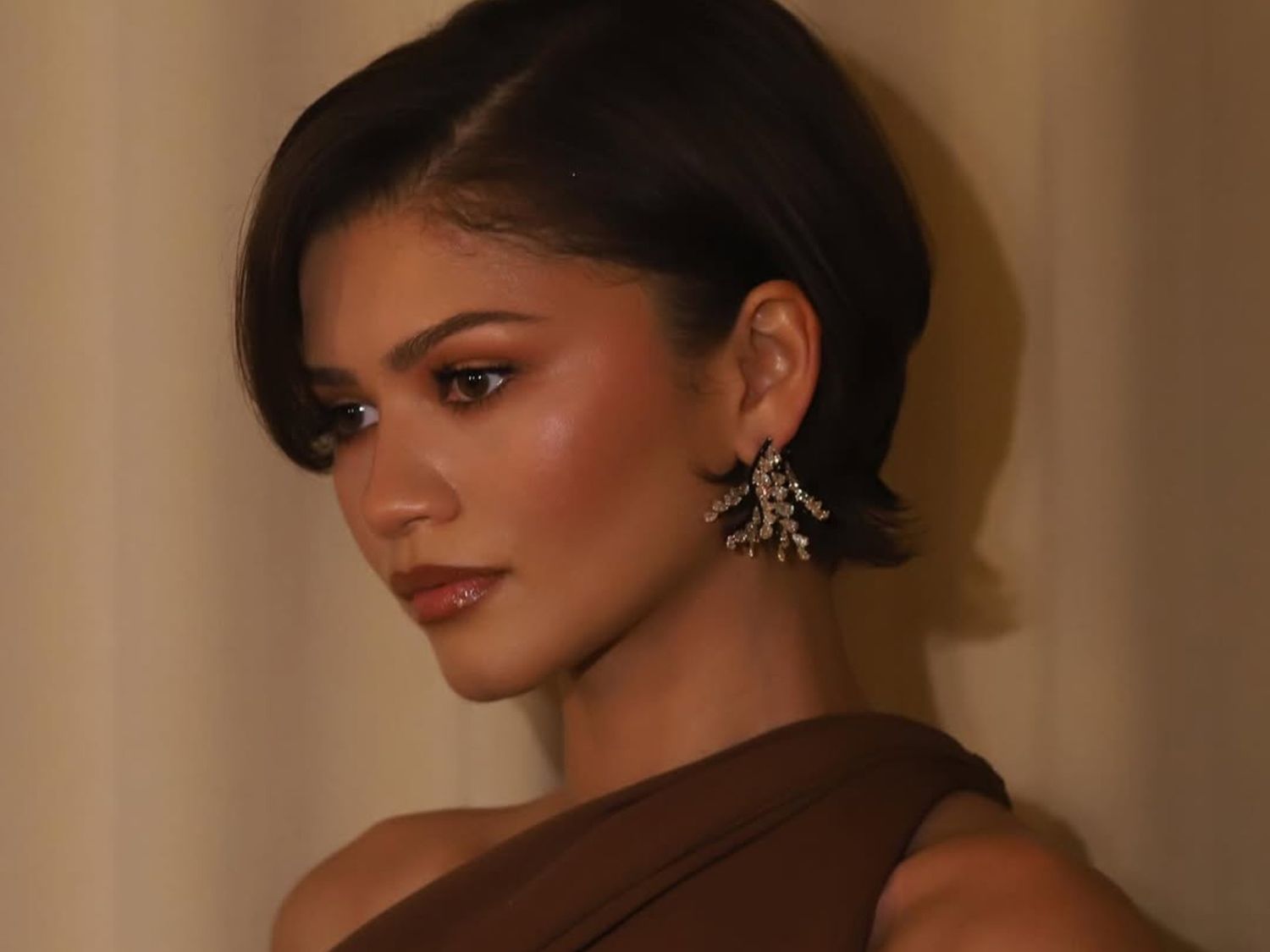 Textured Chin Bob Ash Blonde Textured Chin Bob Ash Blonde — Short Winter Haircuts
