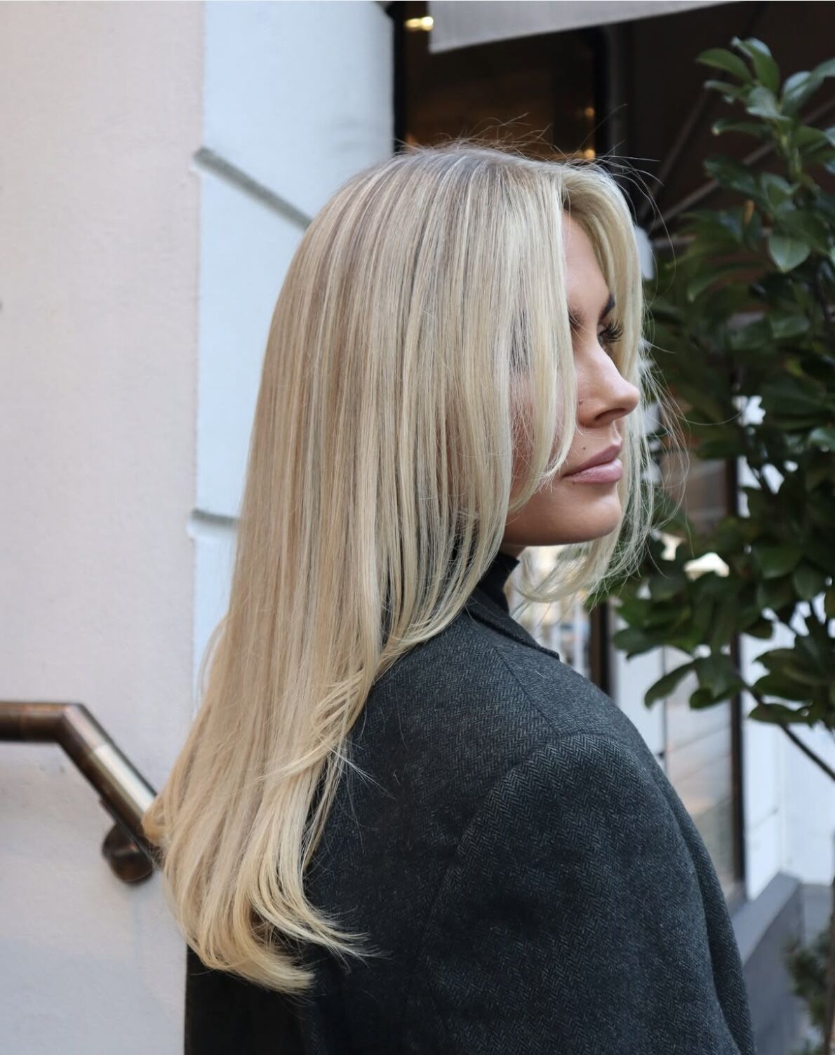 Collarbone Layers With Ash Blonde — Winter Haircuts for Long Faces