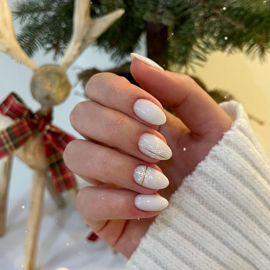 Short Oval White Gold Line Snowflakes Short Oval White Gold Line Snowflakes — Winter Oval Nails