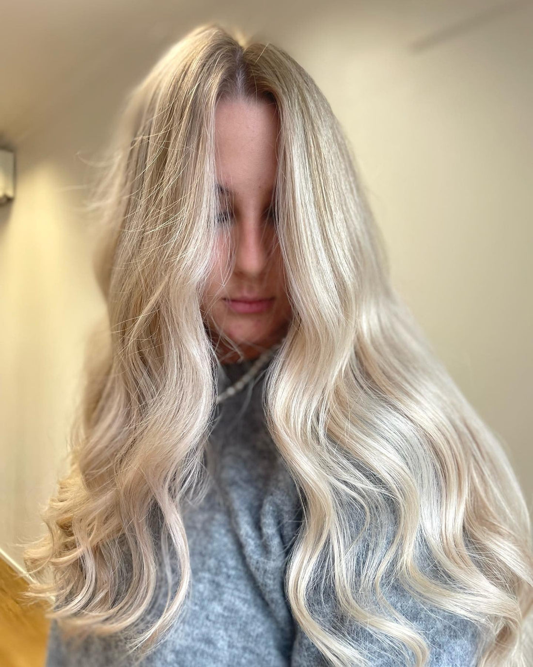 Creamy Blonde Wavy Blowout Creamy Blonde Wavy Blowout — Winter Hair Colors