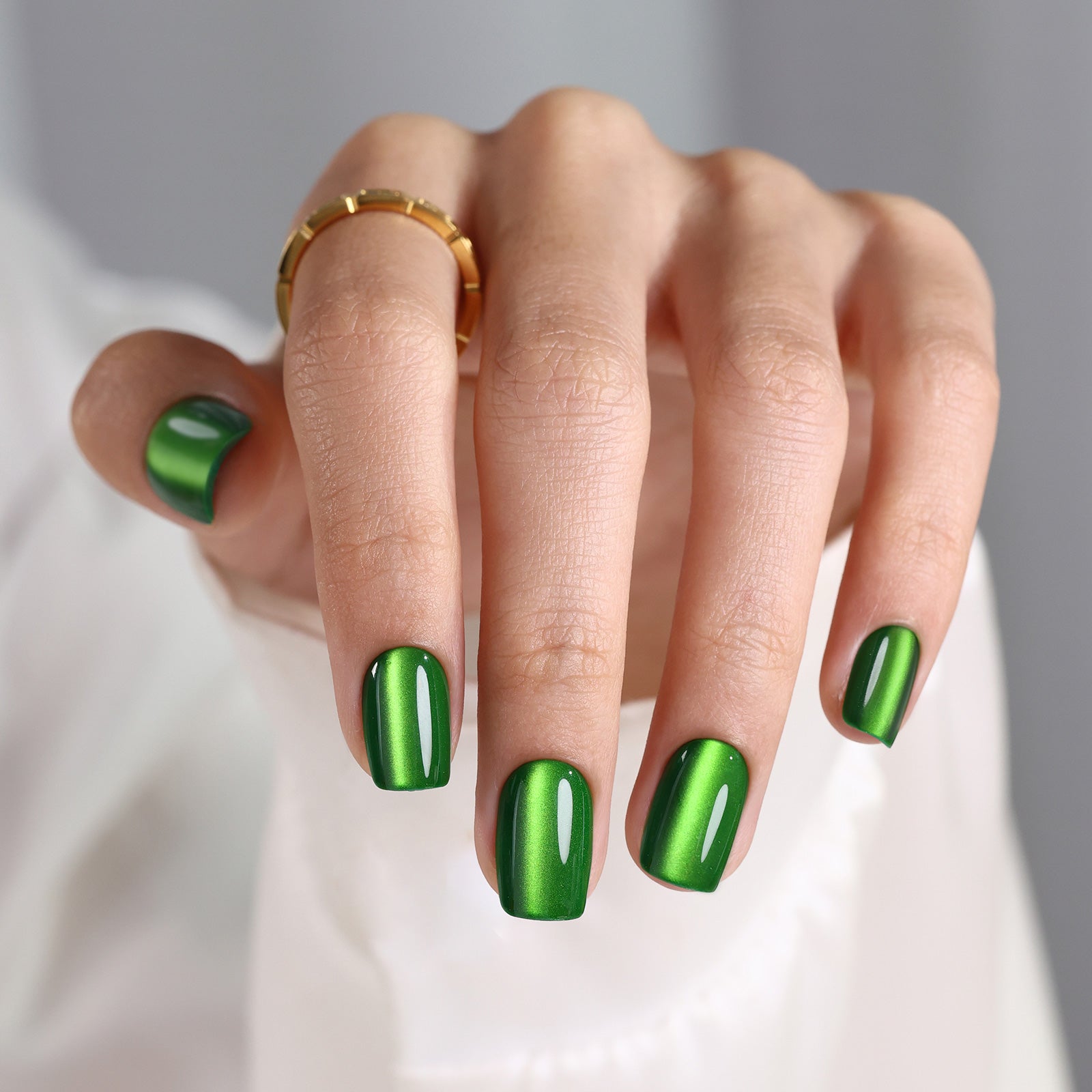 Vibrant Metallic Green Cat-Eye Nails Vibrant Metallic Green Cat-Eye Nails — Winter Green Nails