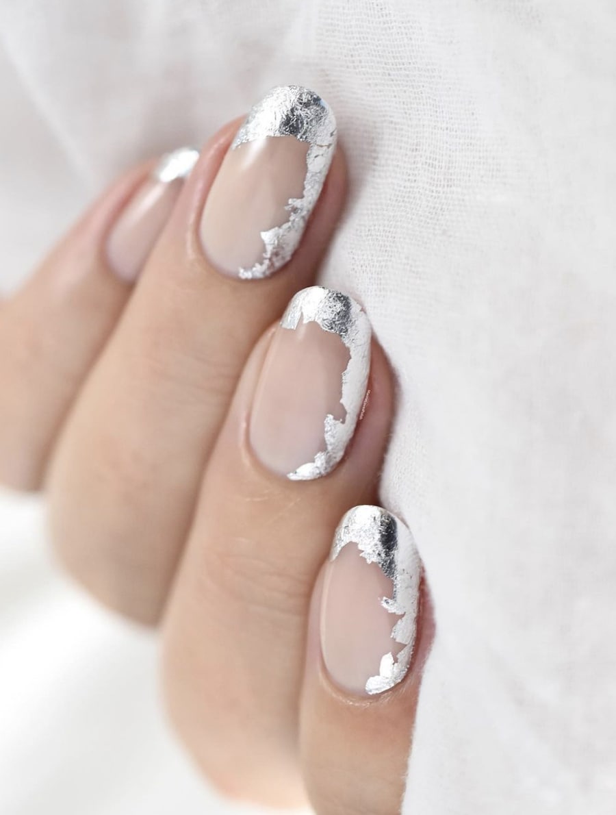Short Oval Silver Foil Accent Nails Short Oval Silver Foil Accent Nails — Winter Gray Nails