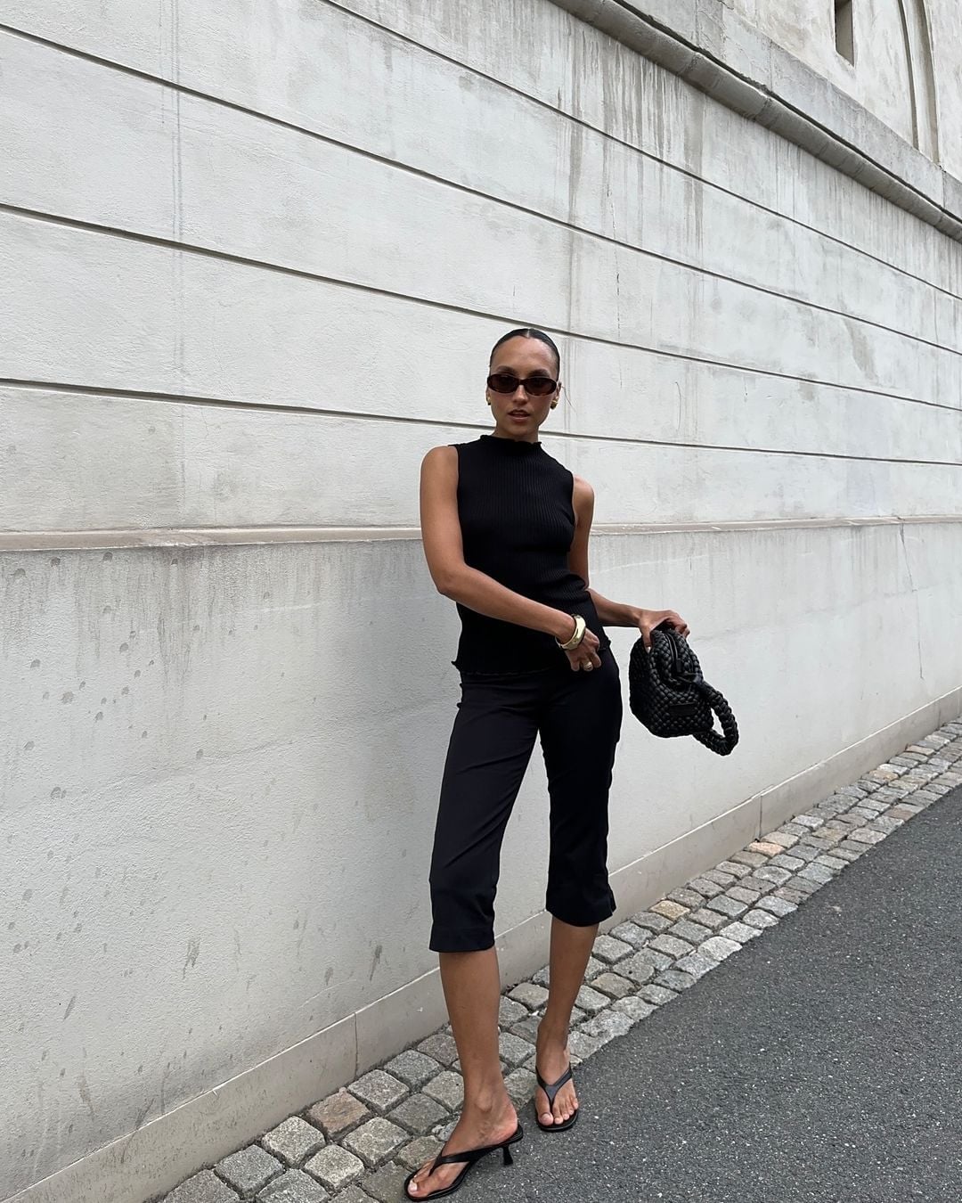 Casual Black Outfit with Sleeveless Top and Woven Bag — Aesthetic Black Capri Pants Outfit