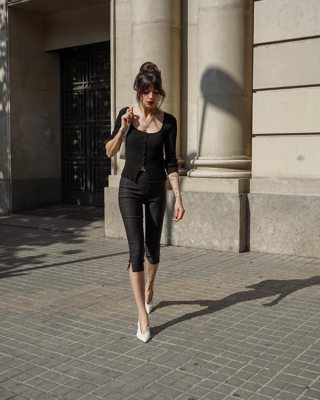 Smart Casual Look with Fitted Cardigan — Aesthetic Black Capri Pants Outfit