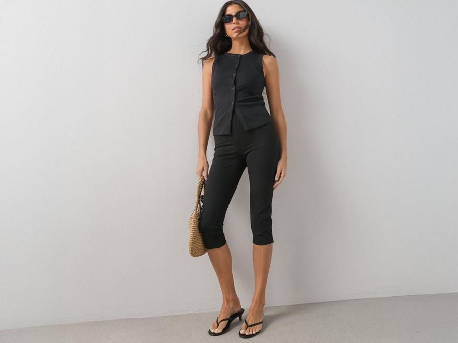 Minimalist Monochromatic Black Casual Outfit, Straight Leg Capris — Aesthetic Black Capri Pants Outfit