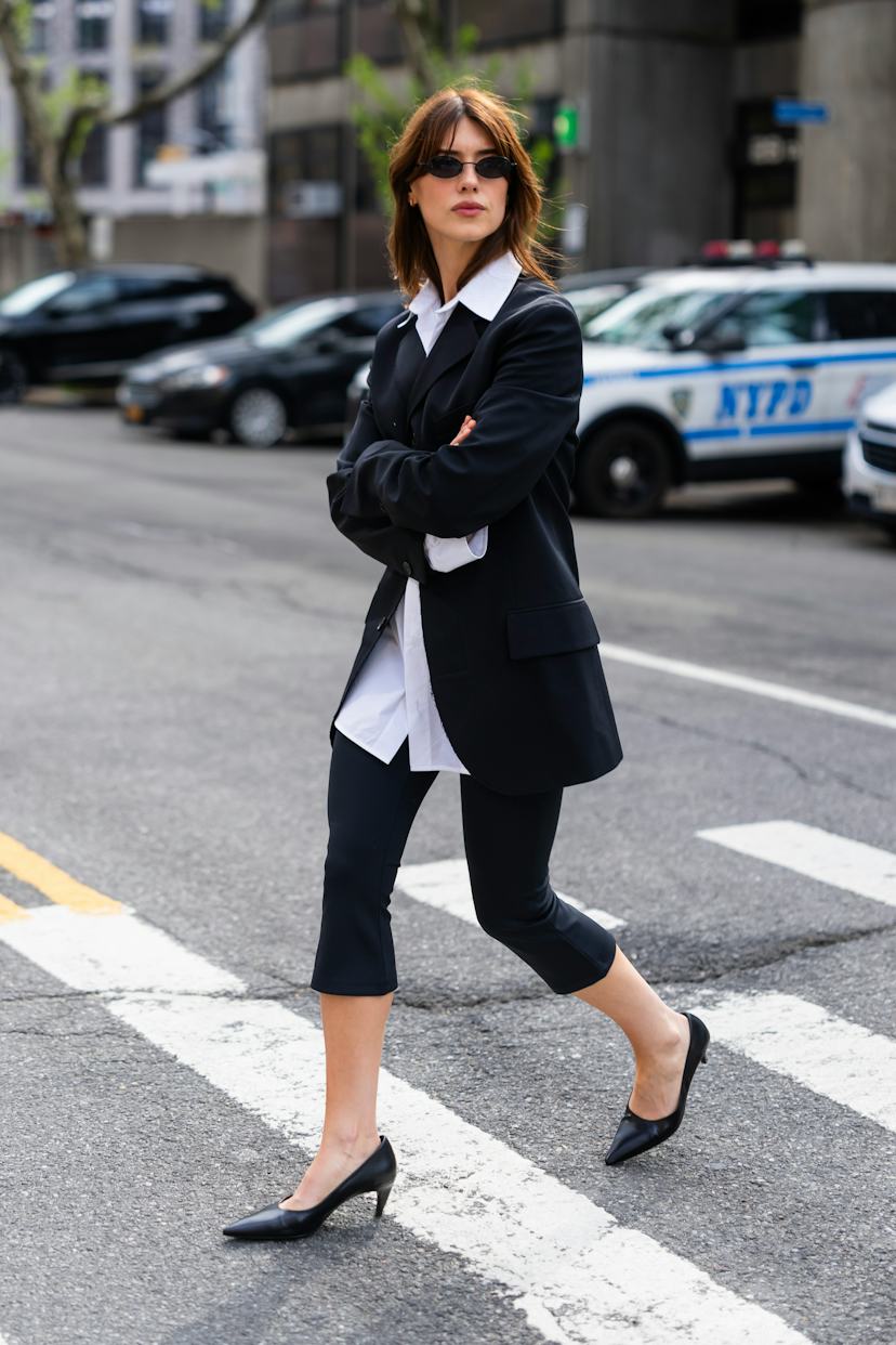 Relaxed Black Capri Pants with Oversized T-Shirt — Aesthetic Black Capri Pants Outfit