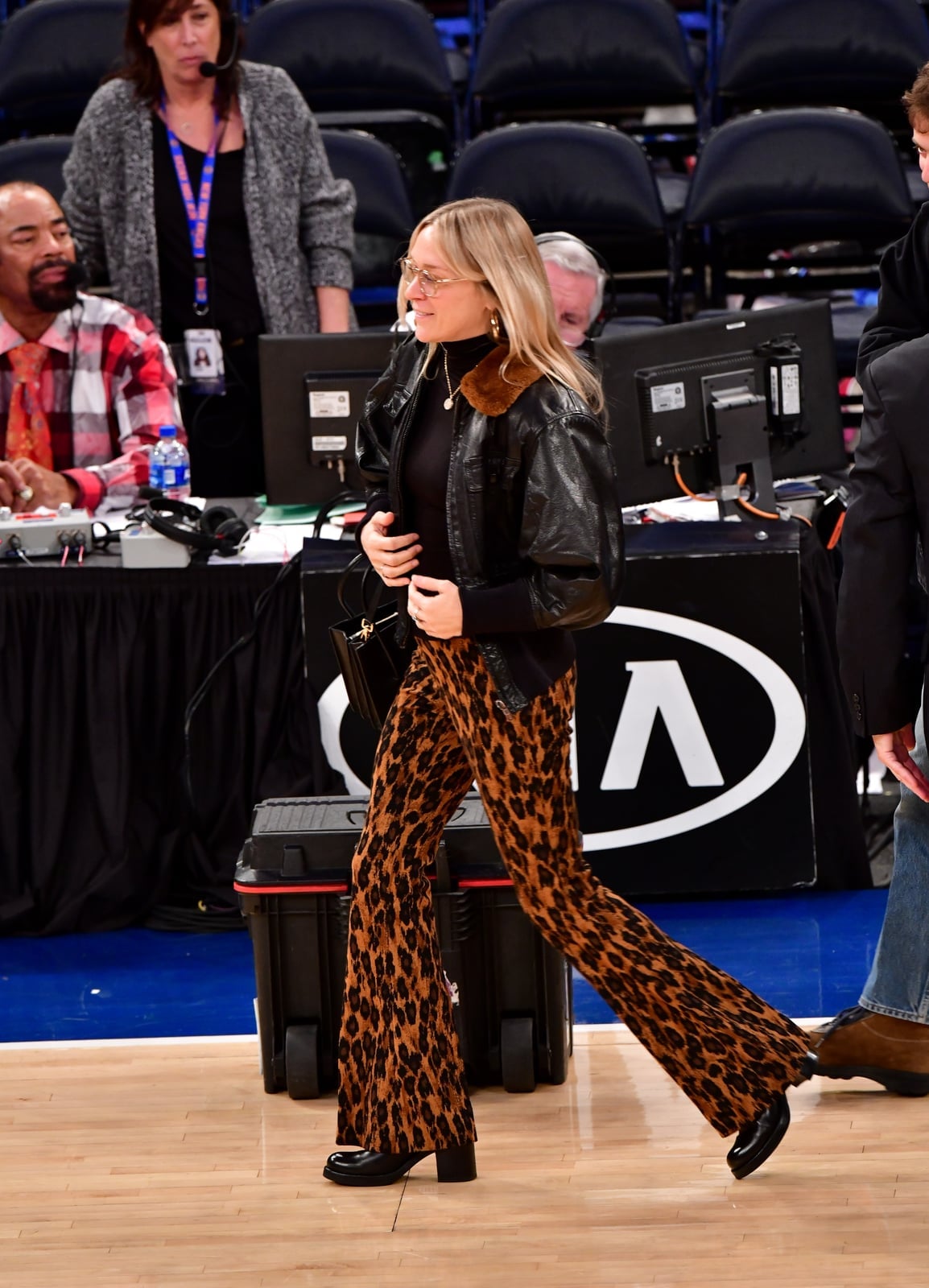 Leopard Print Trousers With Leather Jacket and Turtleneck Leopard Print Trousers With Leather Jacket and Turtleneck — Basketball Game Outfits