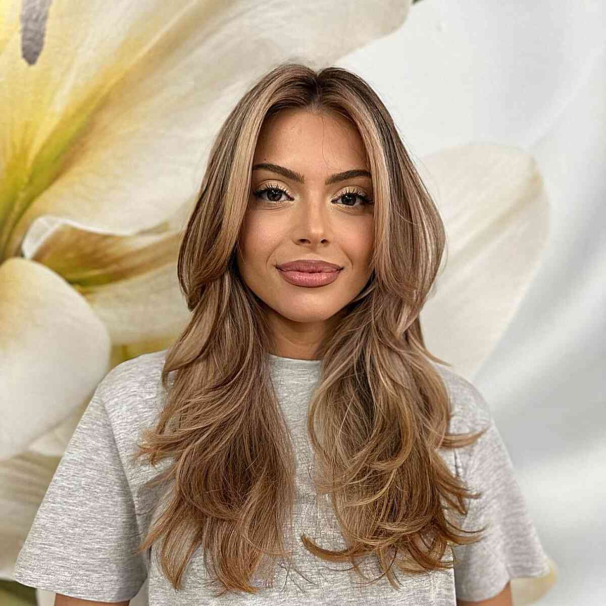 Mid-Back Thick Wavy Hair With Curtain Bangs Mid-Back Thick Wavy Hair With Curtain Bangs — Best Chic Hairstyles
