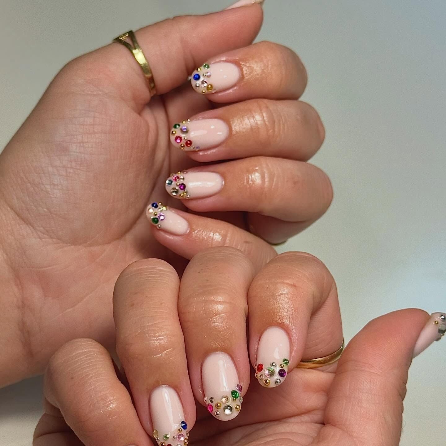 Soft Pink with Base Rhinestone Short Oval Nails — Best Gel Nails
