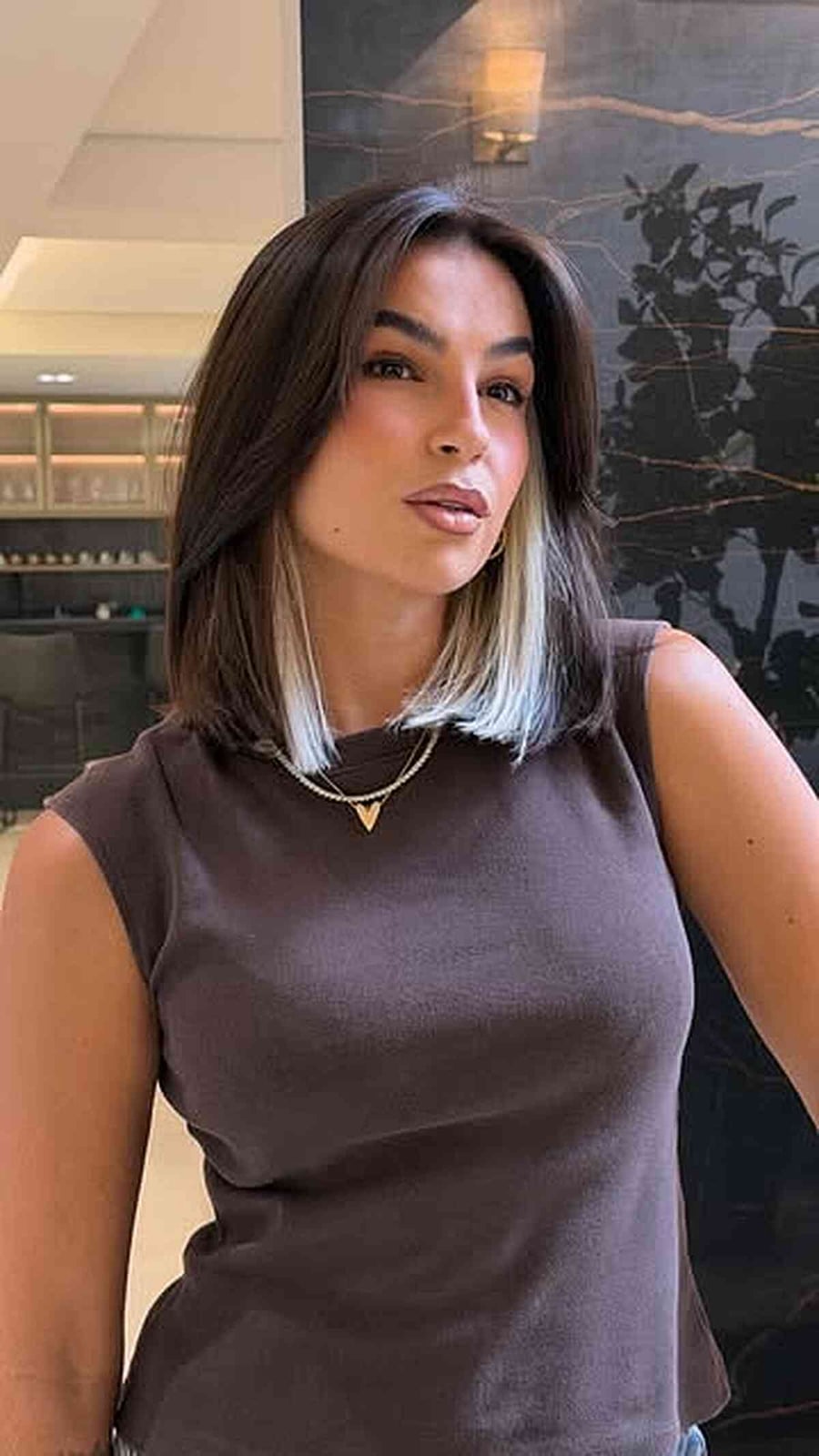 Collarbone Bob With Curtain Bangs Highlights — Blunt Bob