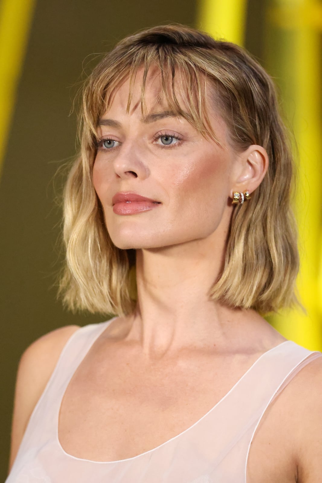 Collarbone Blunt Bob Wavy Blonde