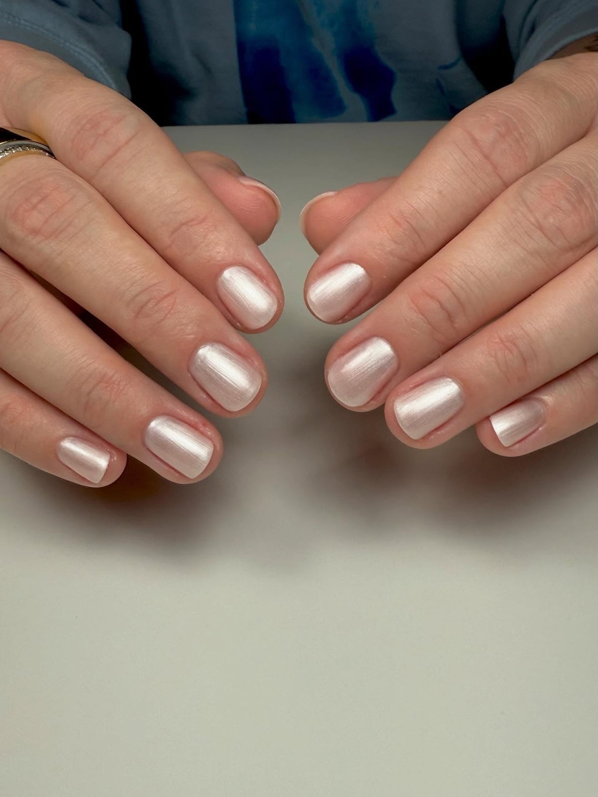 Light Beige Metallic Pearlescent Short Oval Nails — Champagne Nails