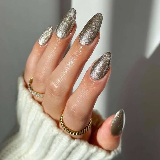 Silver Shimmer Cat-Eye Almond Nails — Champagne Nails