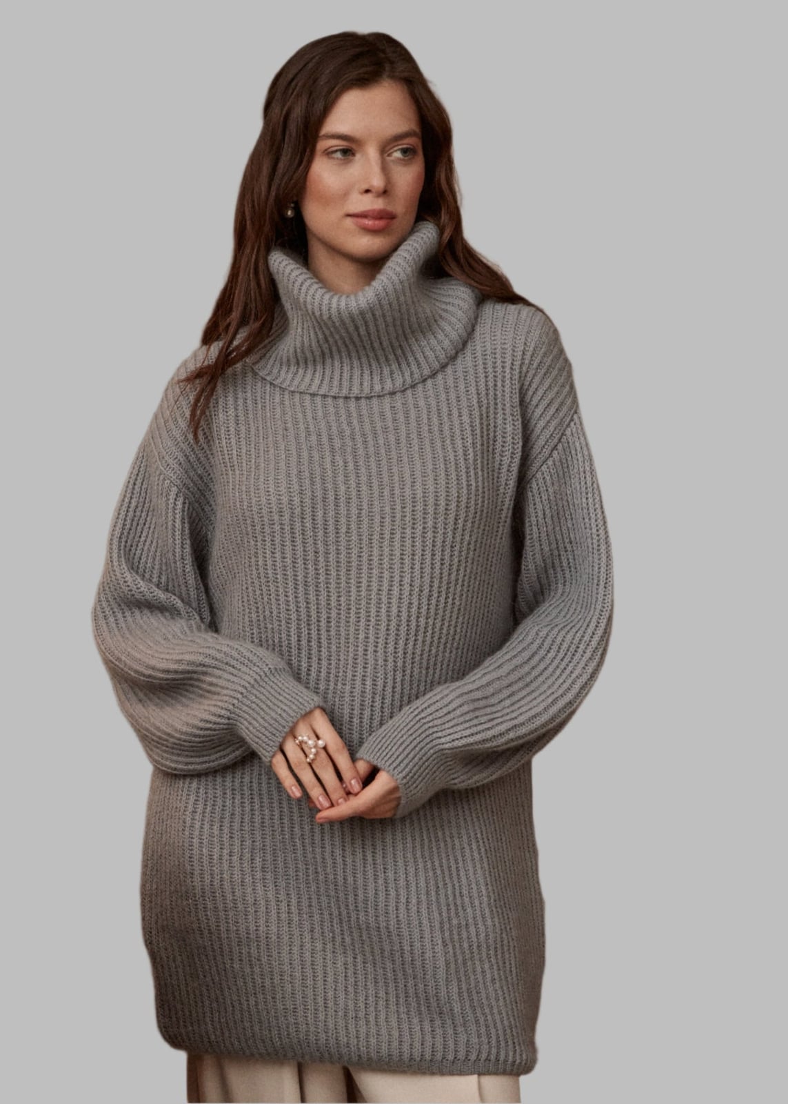 Oversized Ribbed Gray Turtleneck Sweater Detail — Chic Grey Sweater Outfit