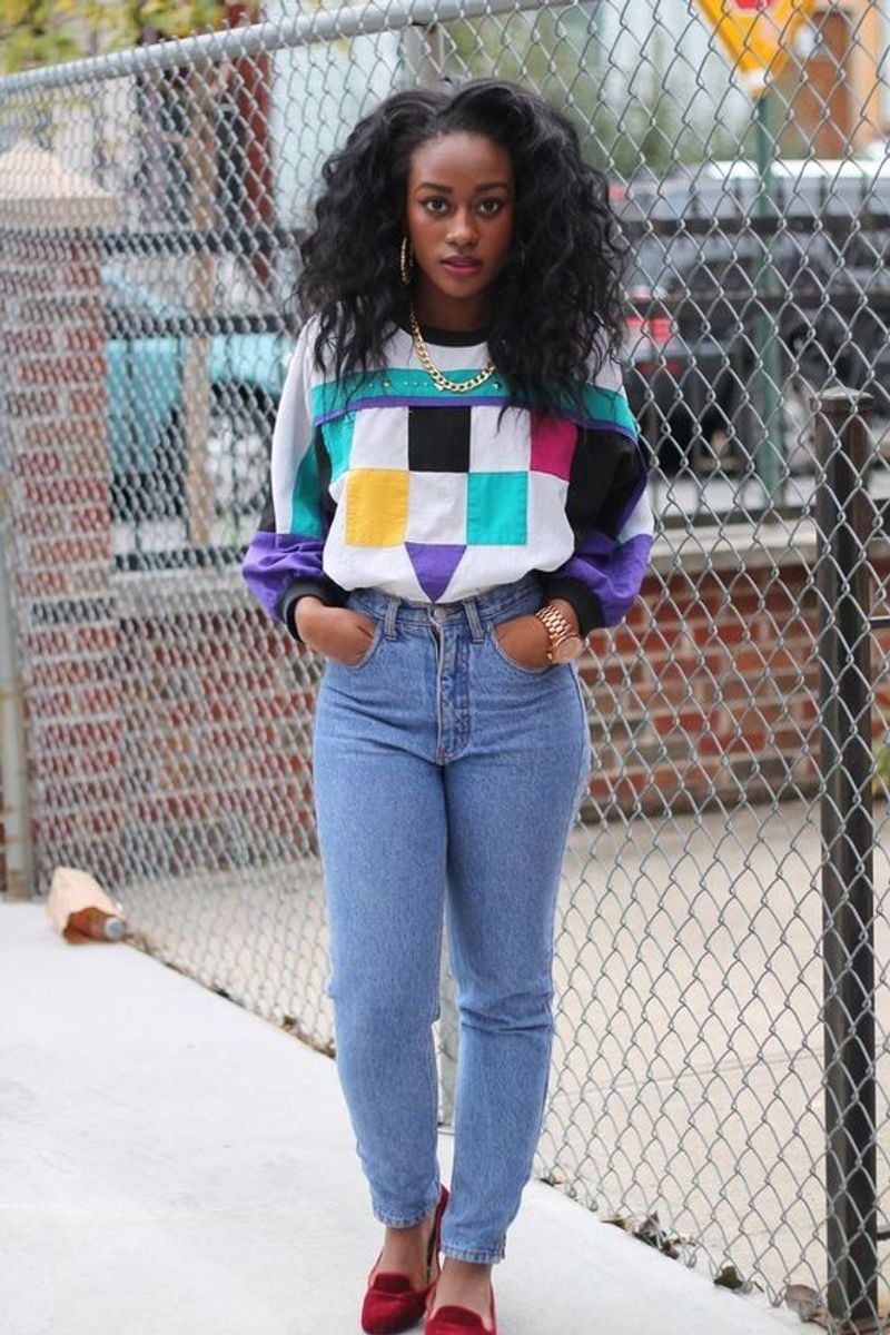 Color Block Sweatshirt With High-Waisted Jeans and Red Heels — Classy 80s Outfits