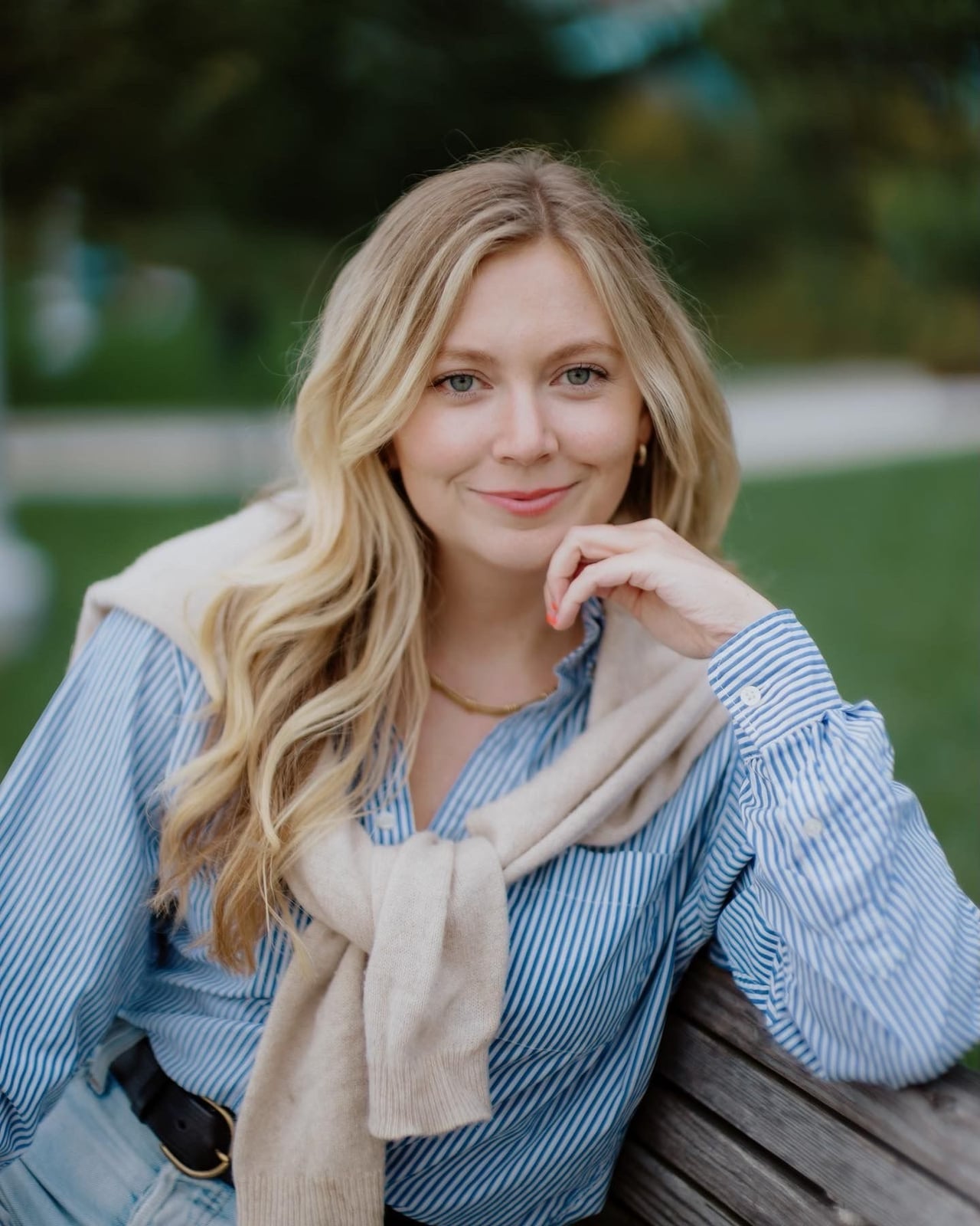 Collarbone Ash Blonde With Curtain Bangs — Classy Blonde Hairstyles