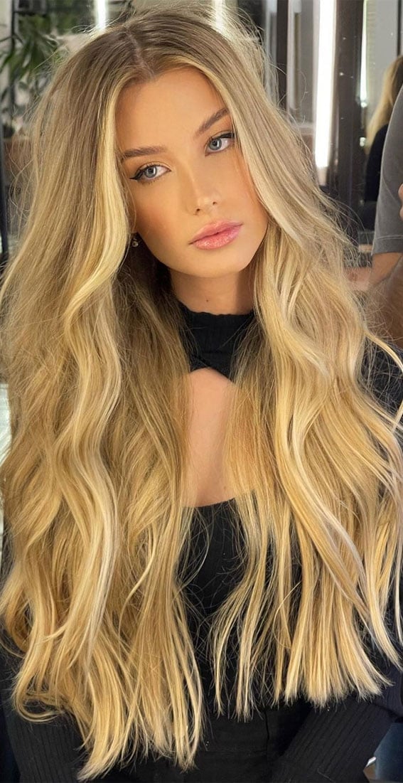 Warm Honey Blonde Mid-Back Waves with Volume, Close-Up Take Warm Honey Blonde Mid-Back Waves with Volume, Close-Up Take — Classy Blonde Wavy Hair