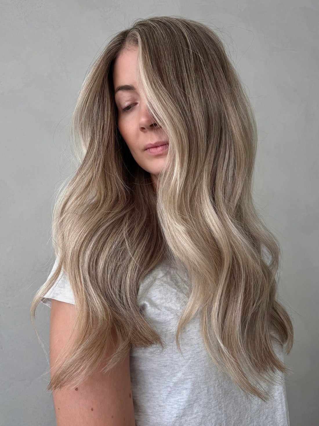 Champagne Blonde Mid-Back Waves with Natural Shine Champagne Blonde Mid-Back Waves with Natural Shine — Classy Blonde Wavy Hair