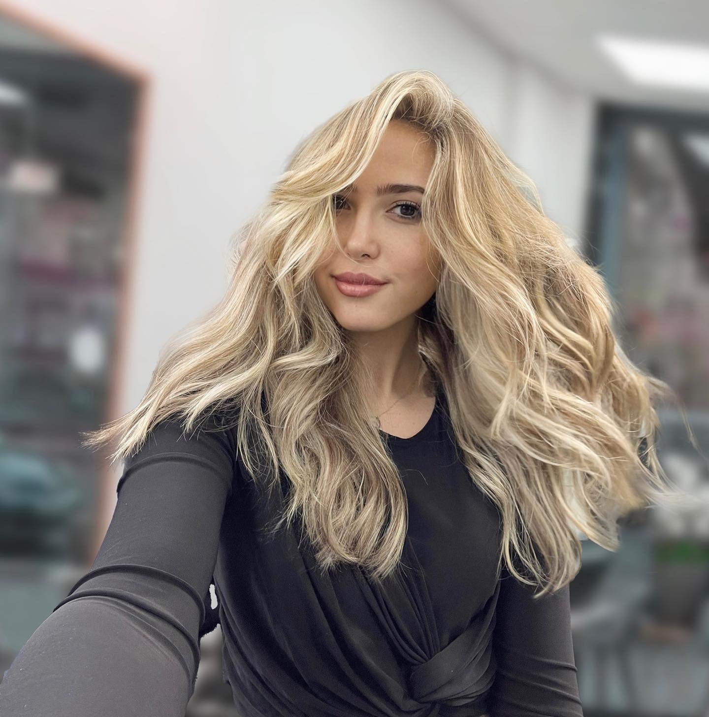 Dirty Blonde Shoulder Waves with Face-Framing Layers Dirty Blonde Shoulder Waves with Face-Framing Layers — Classy Blonde Wavy Hair