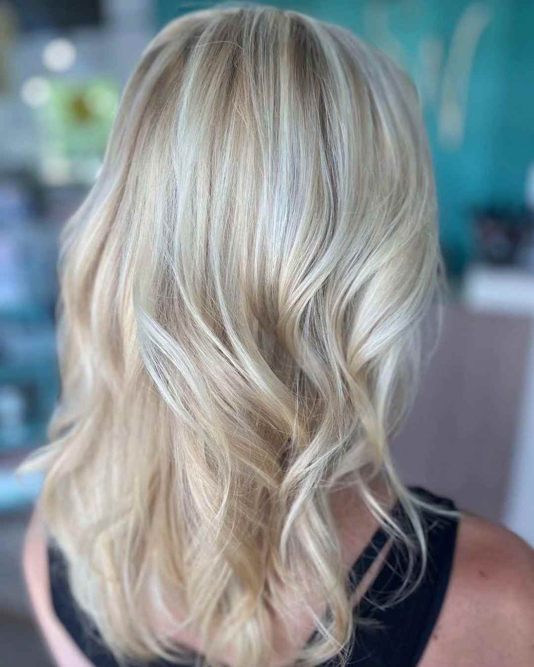 Dimensional Ash Blonde Collarbone Waves, пепельно-блонд с мелированием Dimensional Ash Blonde Collarbone Waves, пепельно-блонд с мелированием — Classy Blonde Wavy Hair