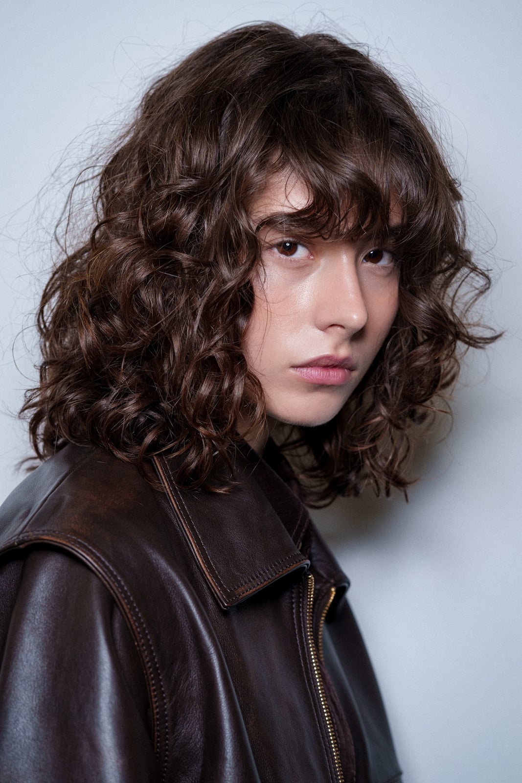 Collarbone Dark Brown Lob With Curtain Bangs, Middle — Classy Brown Curly Hair