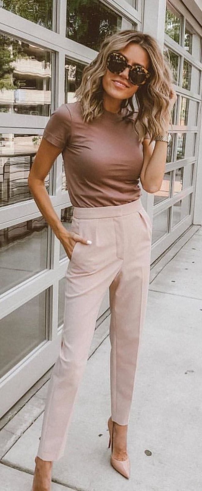 Pale pink trousers with mauve t-shirt for minimalist style Pale pink trousers with mauve t-shirt for minimalist style — Classy Business Casual Outfits